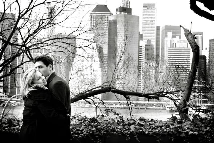 Ideas of engagement photos in front of New York skyline